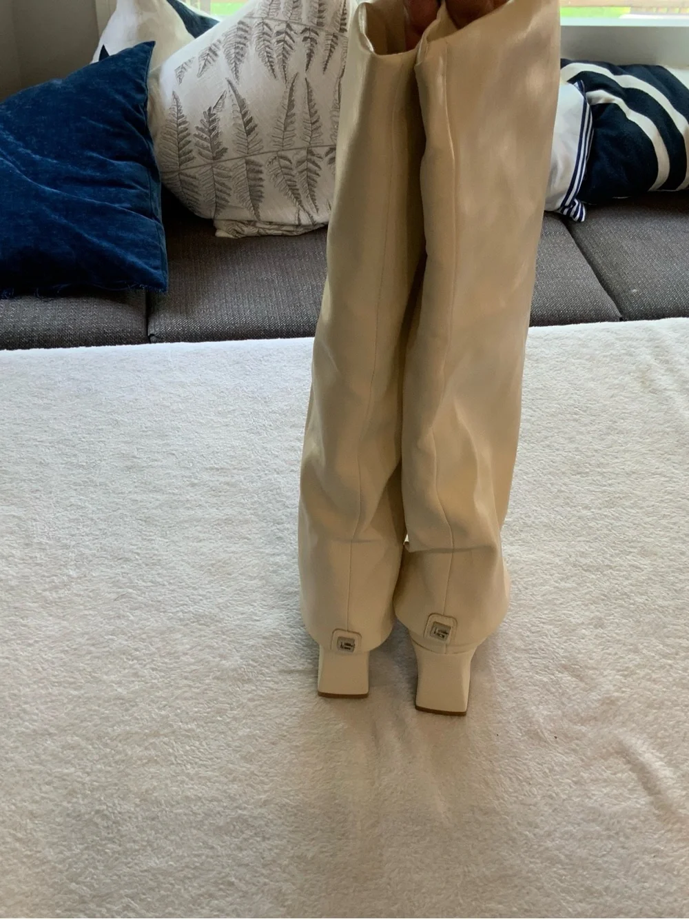 Women’s Knee-High Pointed Toe Boots white new Macys size 5.5. SKU 3195